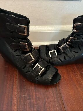 Dolce Vita Black Multi-Buckle Cutout Peep-Toe Ankle Booties